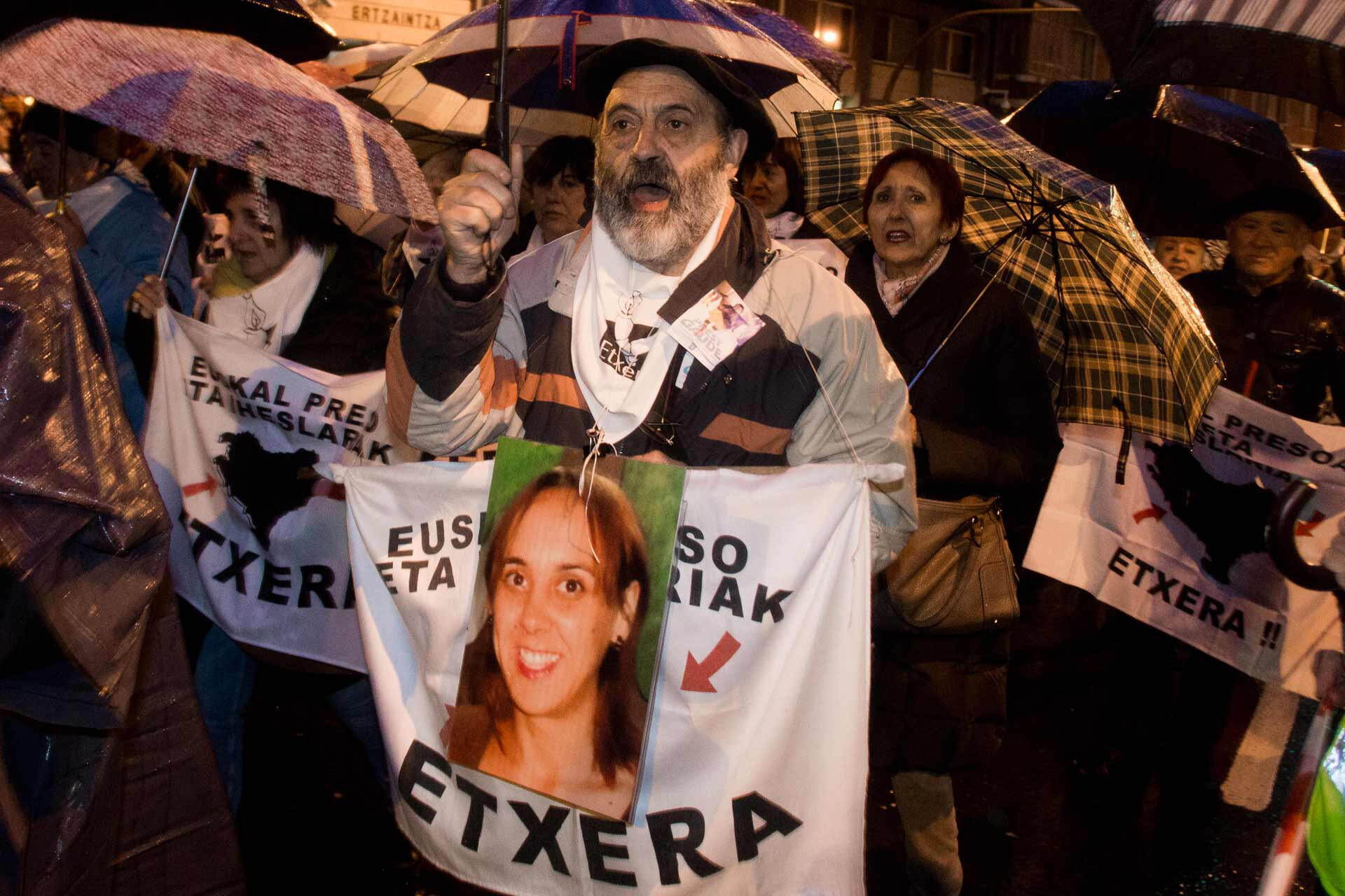 Le père d’une prisonnière manifeste dans les rues de Bilbao, avec le portrait de sa fille