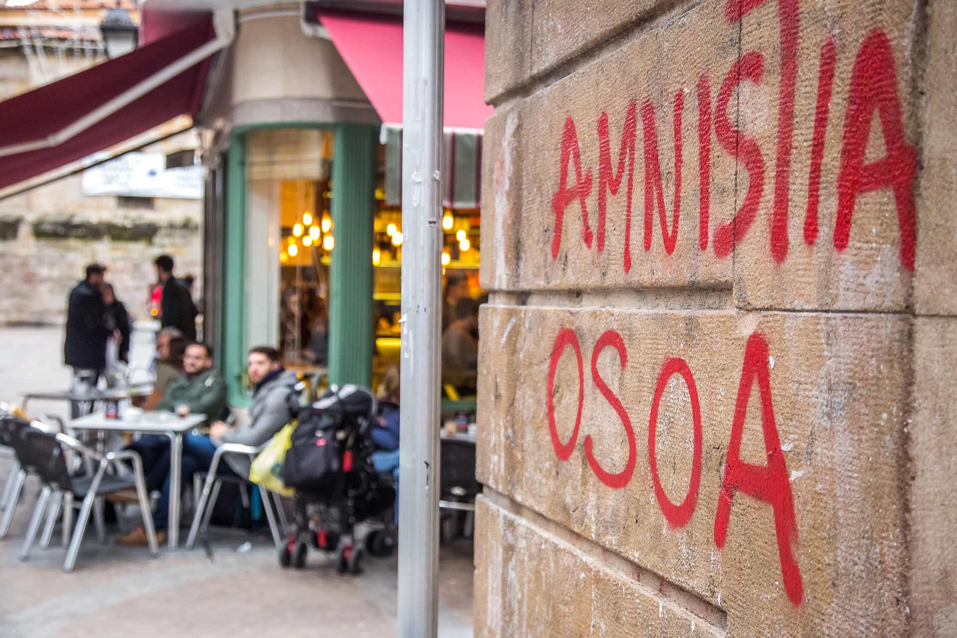 De très nombreux tags dans le centre de Bilbao réclament l’amnistie
pour les prisonniers politiques basques