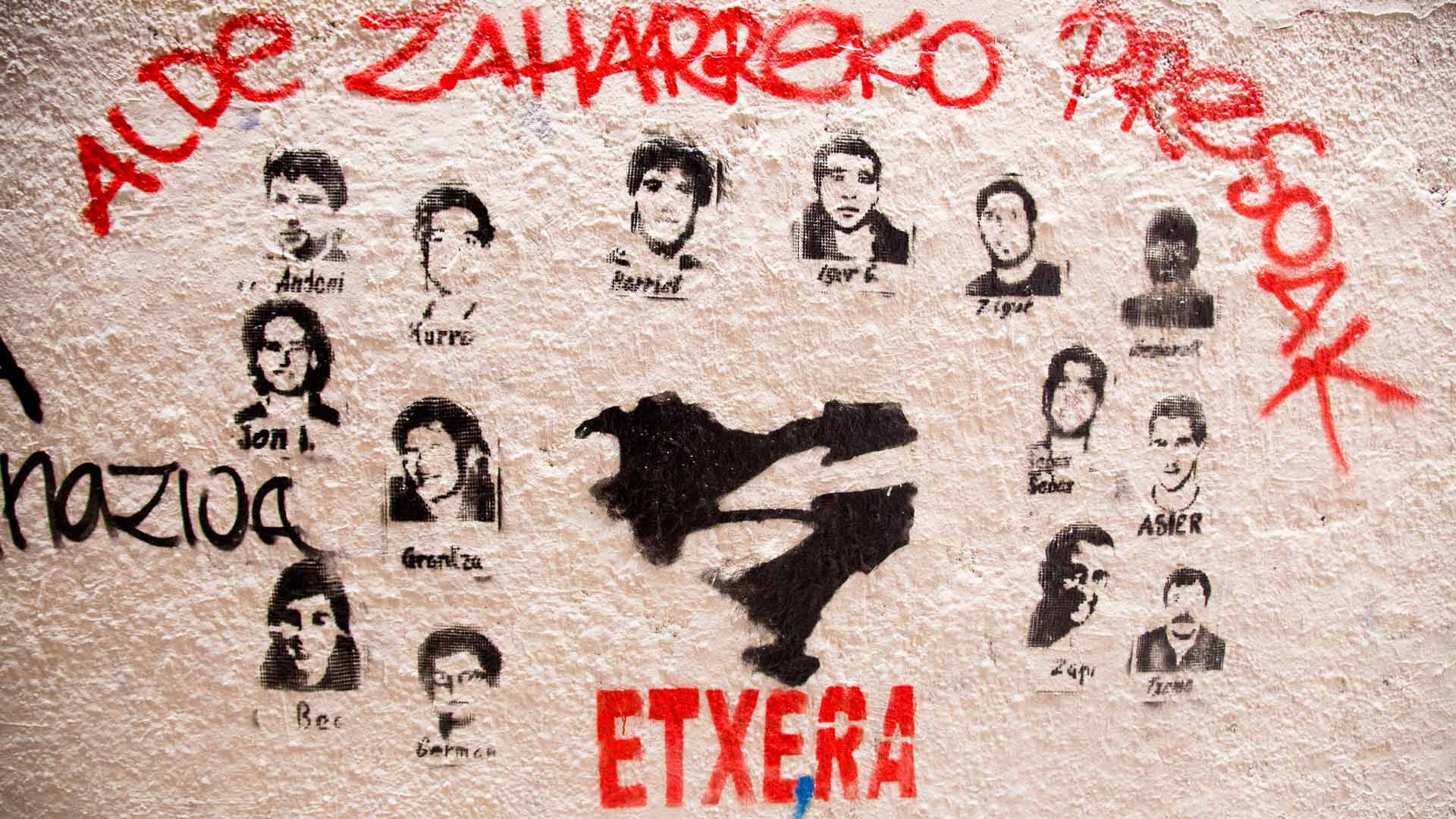 Les portraits de prisonniers et de prisonnières peints sur les murs d’une rue de Bilbao