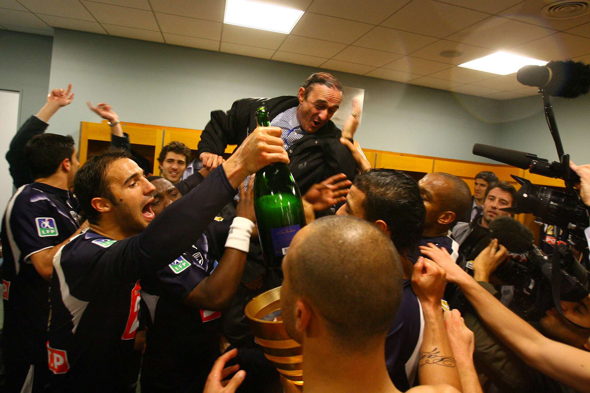 Les Girondins célèbrent avec Triaud leur victoire en Coupe de la Ligue