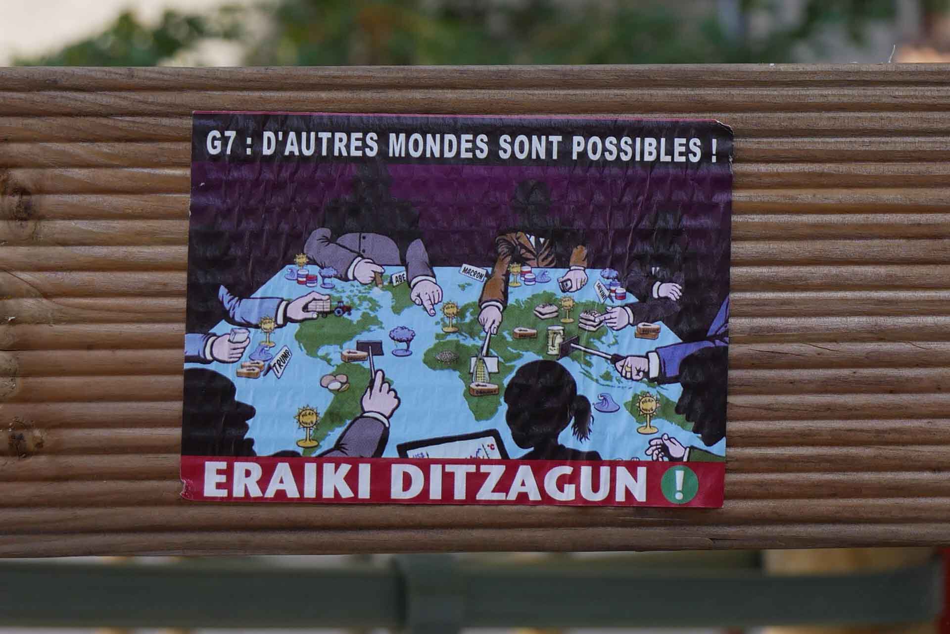 Un autocollant dans le Pays basque français dit : "d'autres mondes sont possibles".