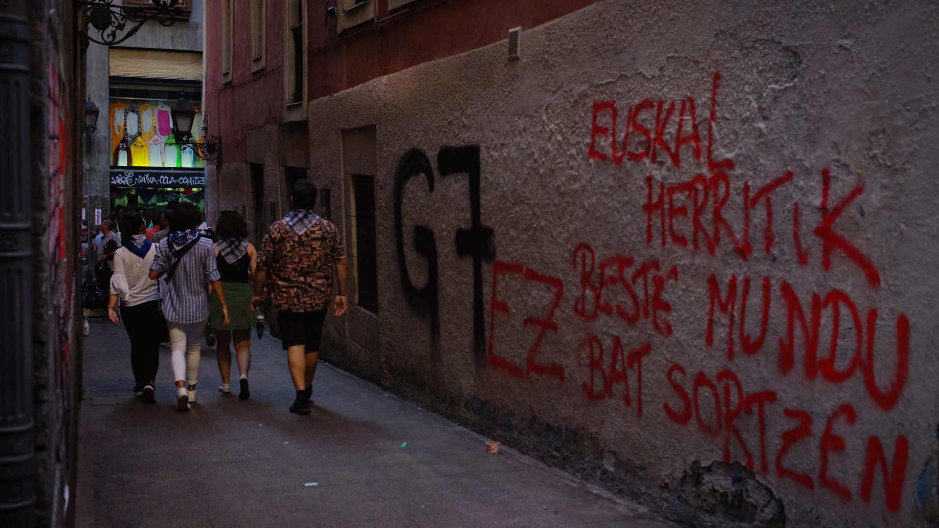 Les graffitis contre le G7 dans les rues de Bilbao