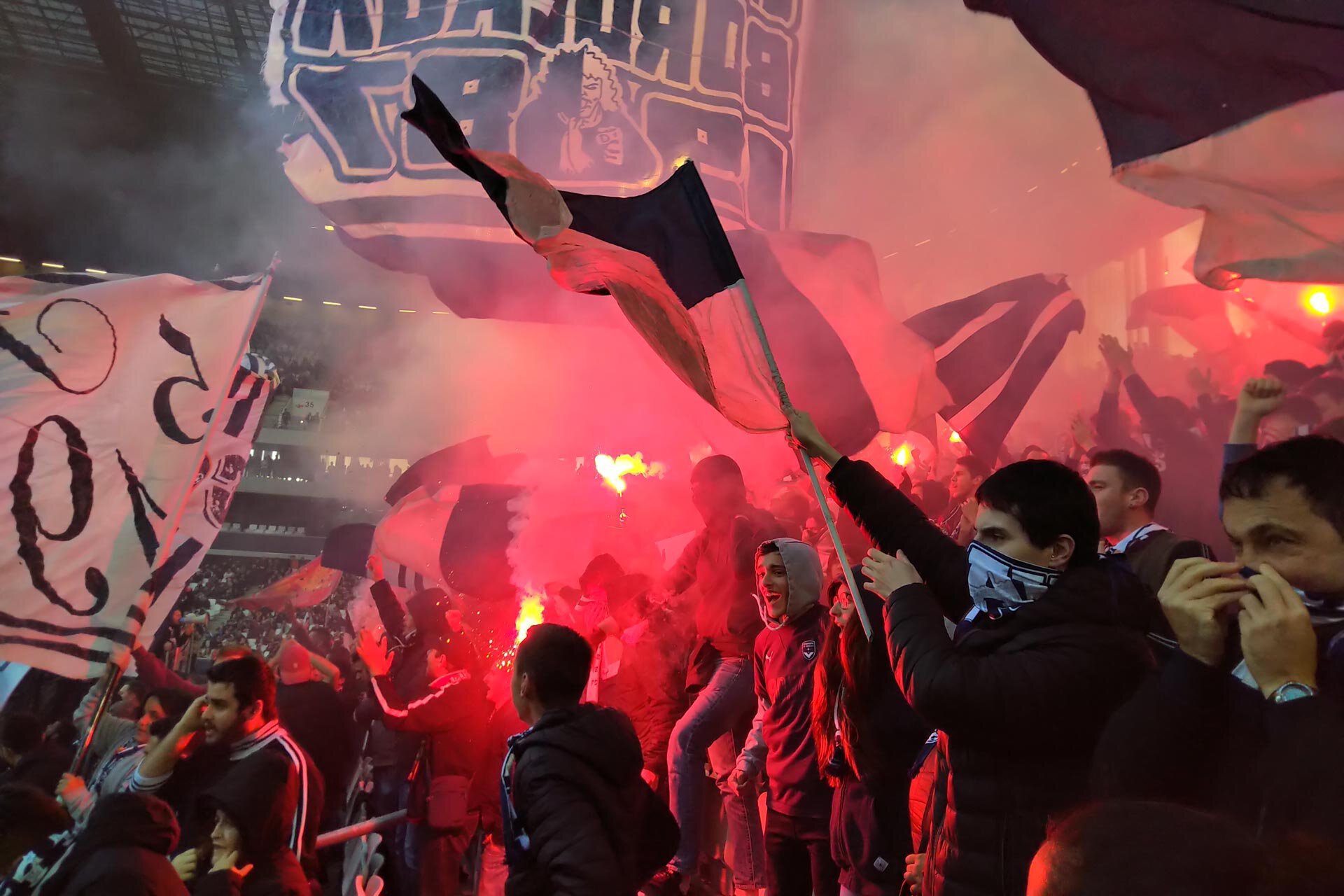 Les supporters des Girondins de Bordeaux en tribune.