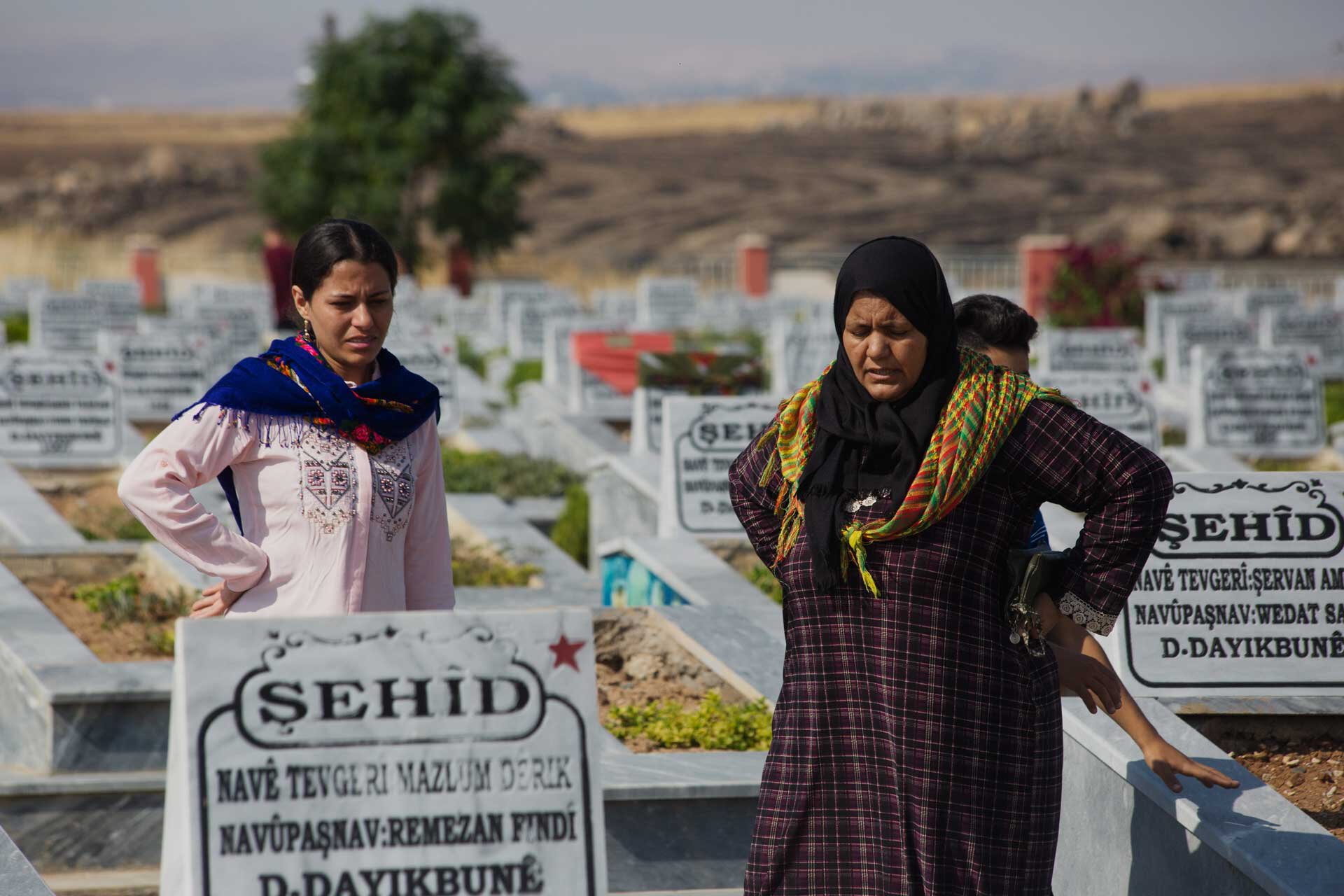 Des femmes kurdes pleurent l’un des leurs au cimetière des Martyrs de Dêrik, en Syrie, au mois d’octobre 2019.