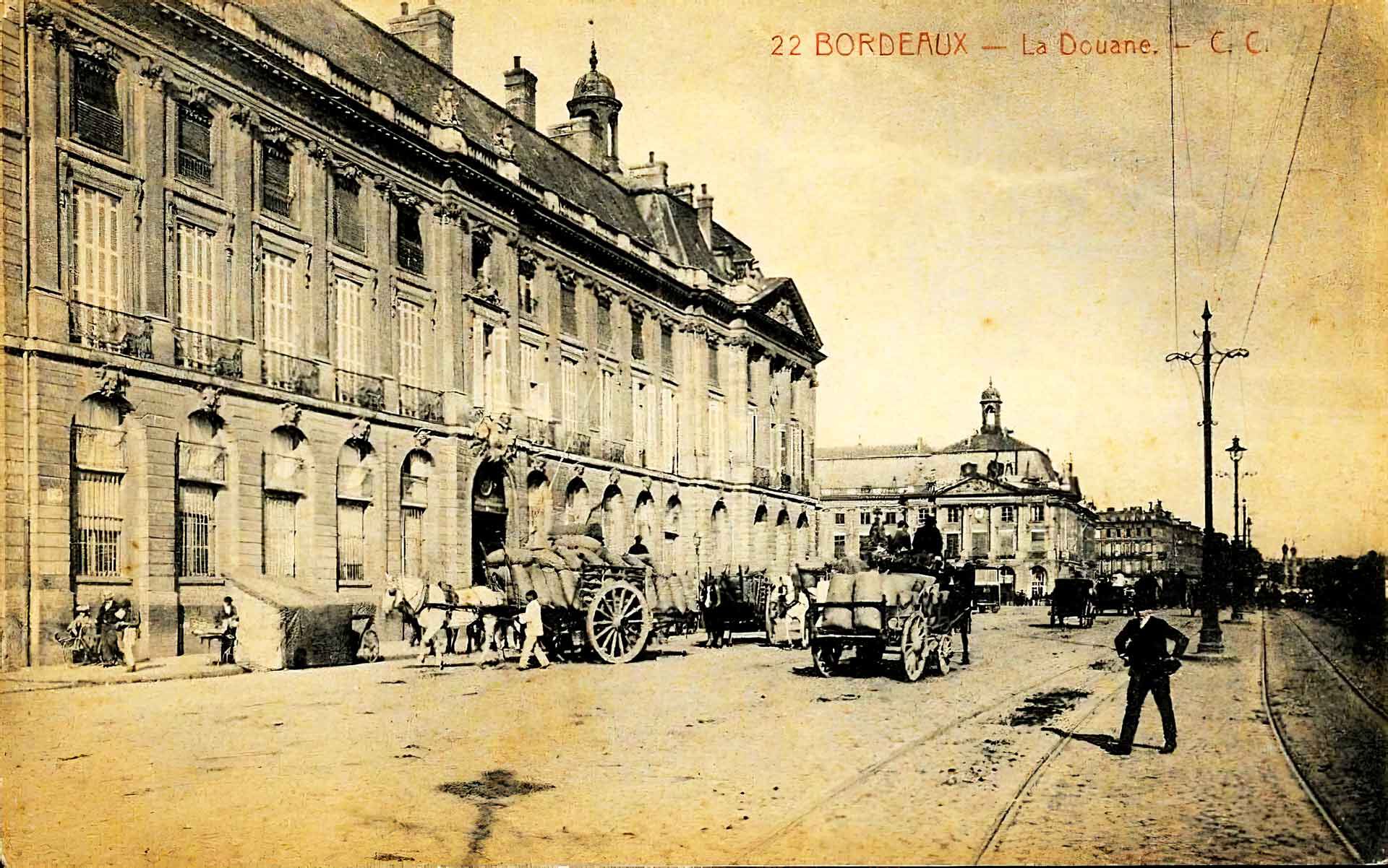 Les rues de Bordeaux alors que les calèches, voitures anciennes et tramways cohabitent, vers la place de la Bourse.