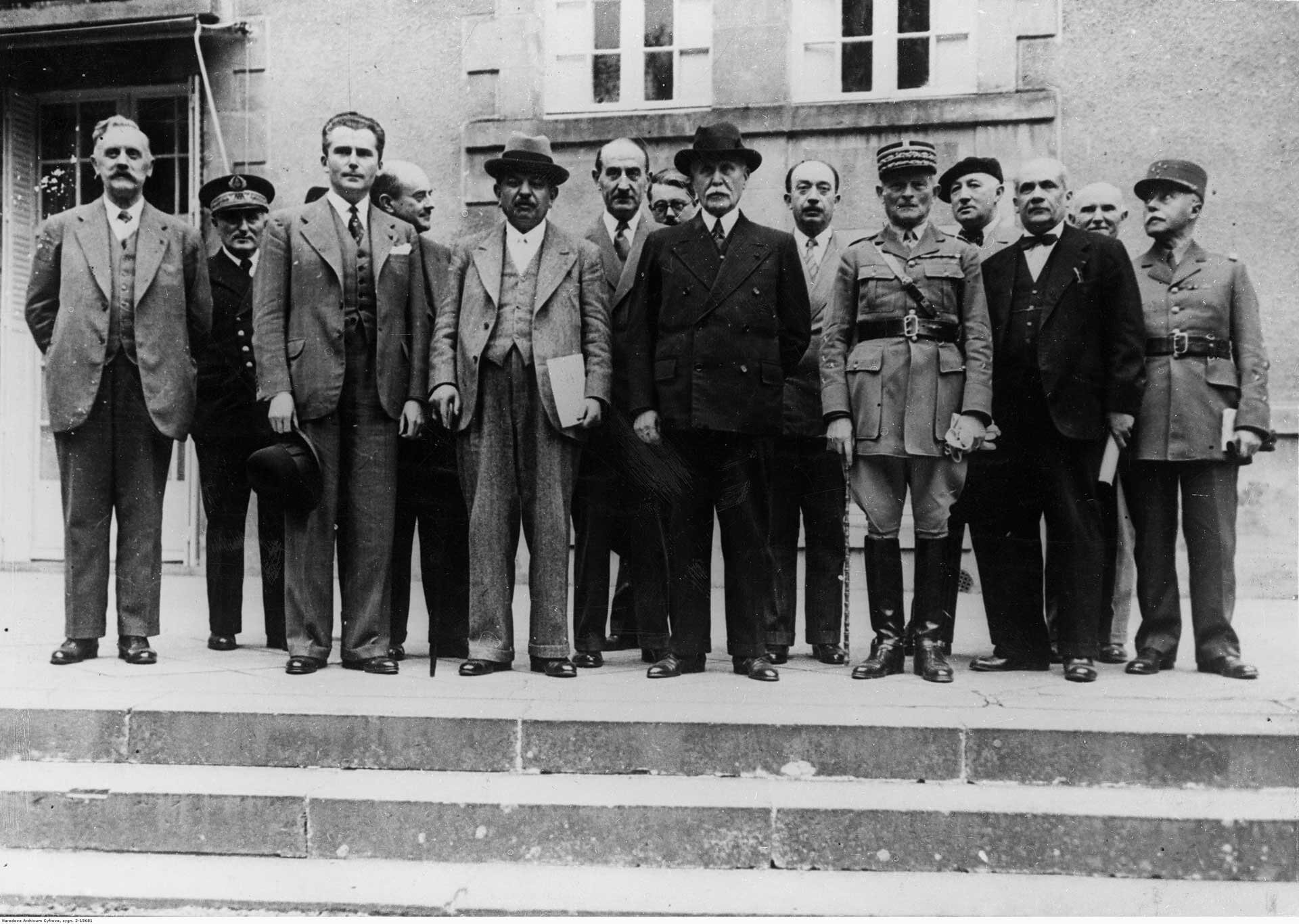 Photographie en noir et blanc du cabinet ministériel de Pétain en 1940. À la droite de Pétain : Marquet et Laval.