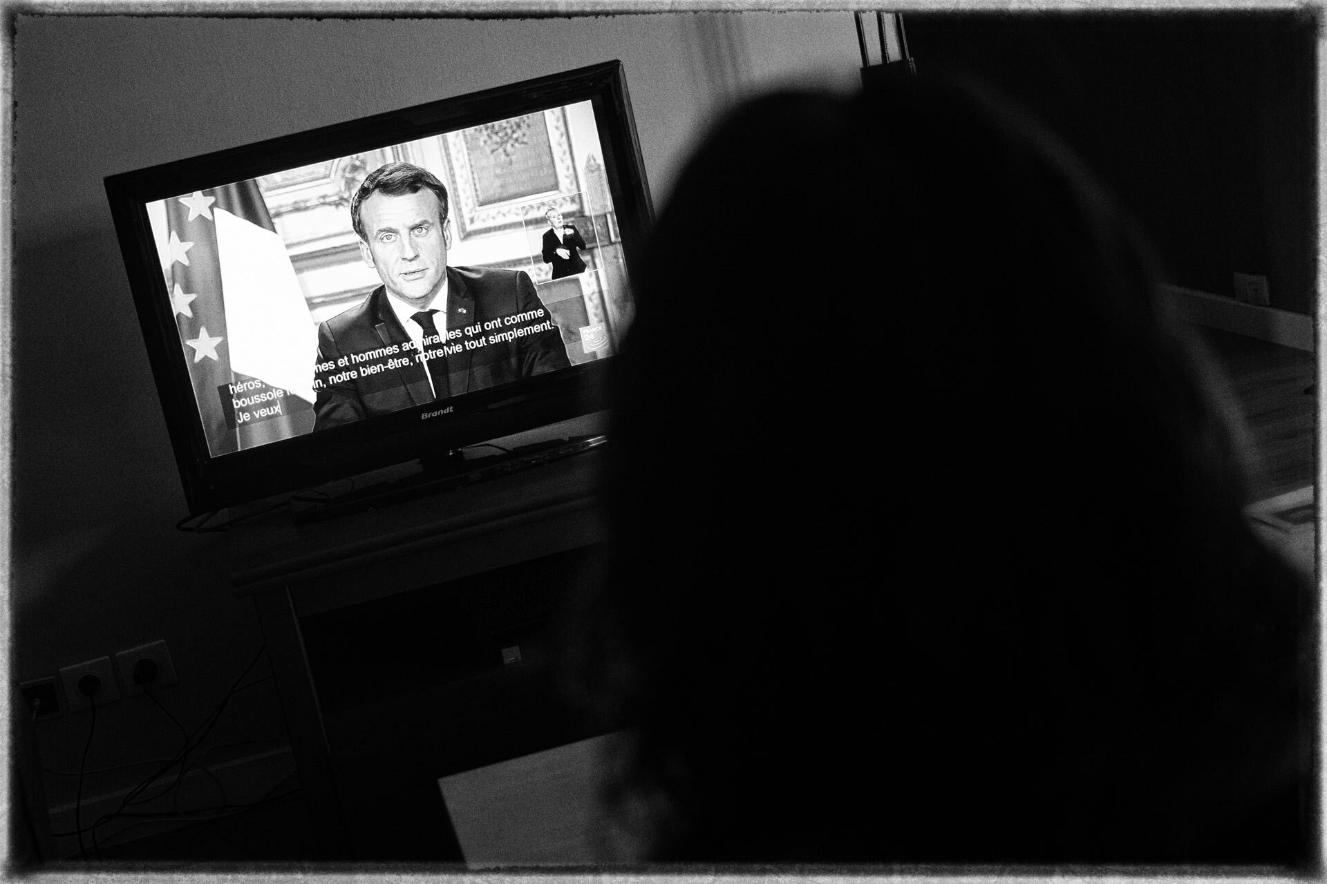 Télévision montrant le discours présidentiel du 12 mars, sur la fermeture des établissements scolaires à cause du coronavirus.