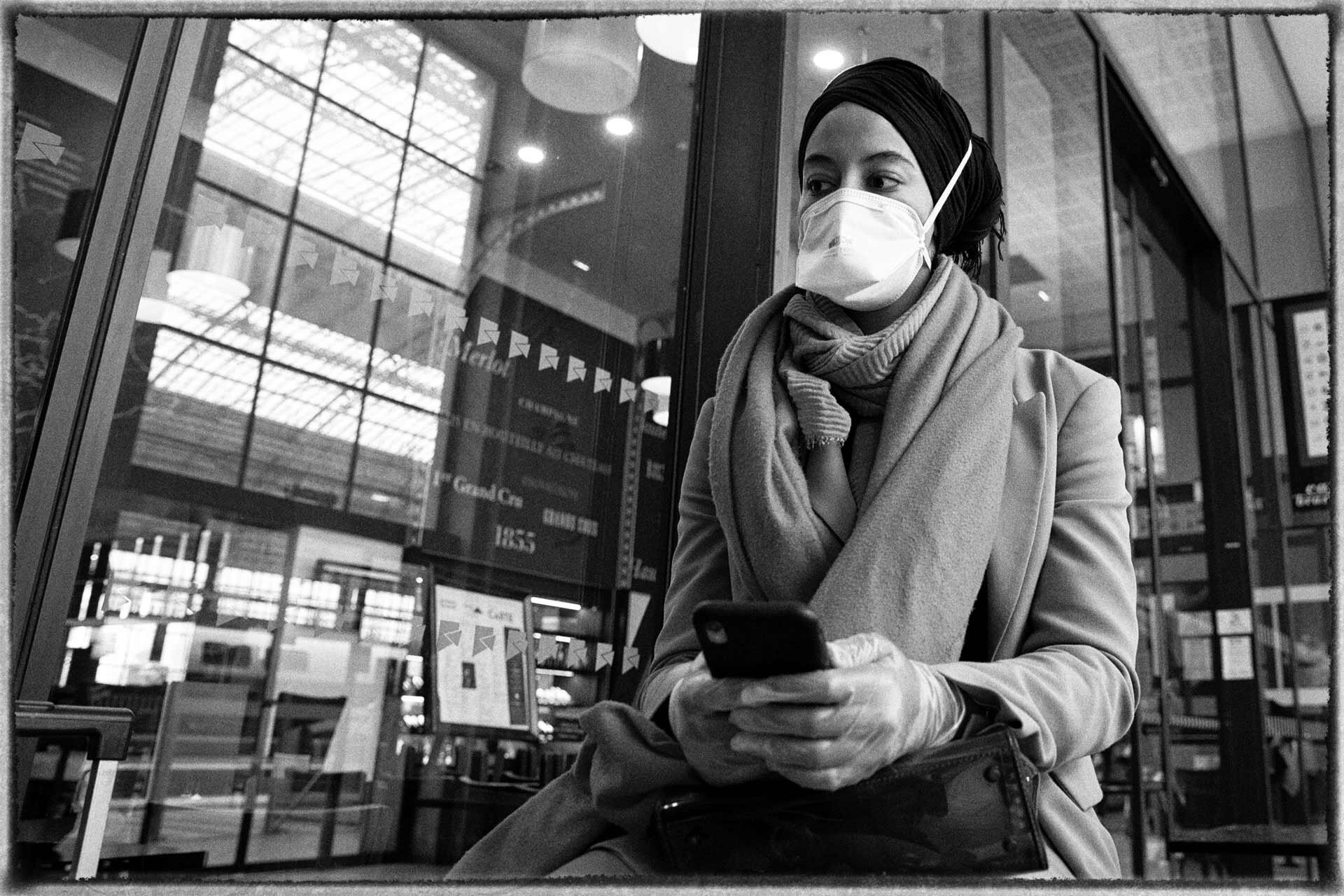 Une femme avec un masque FFP2 assise.