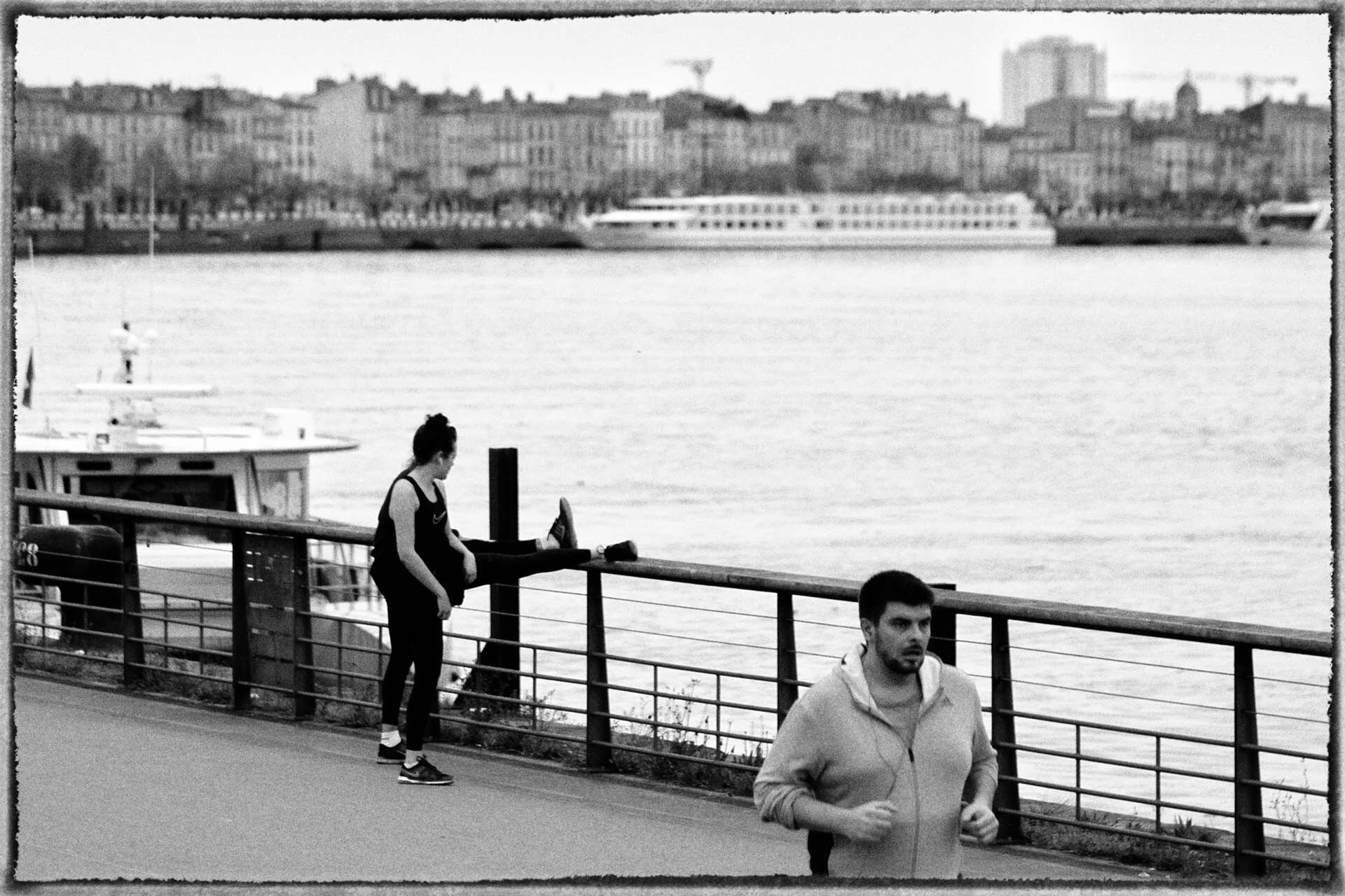 Des joggeurs sur les quais de Bordeaux.