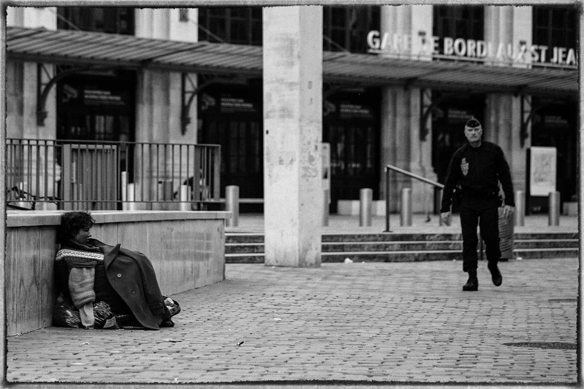 Un sans-abri dehors, devant la Gare Saint-Jean, alors que tout le monde est confiné.