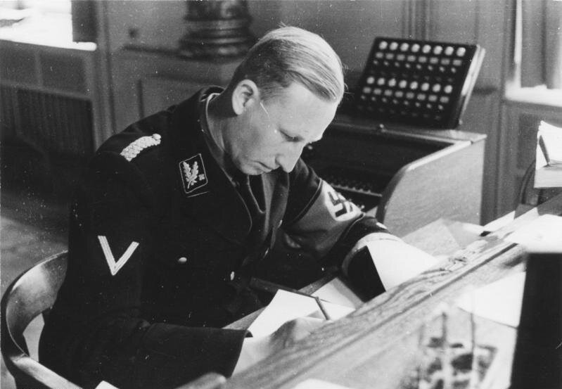 Photographie de Reinhard Heydrich assis, travaillant.
