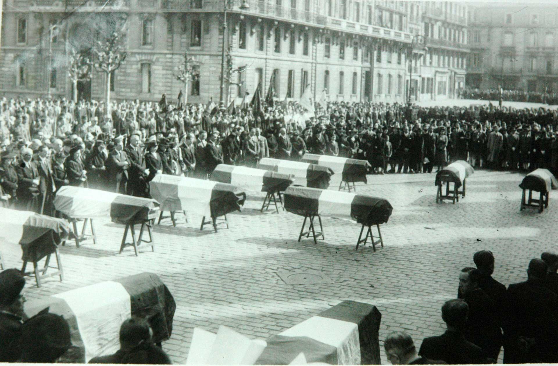 Obsèques sur le parvis de la cathédrale Saint-André de 13 jeunes Résistants assassinés par la Gestapo.