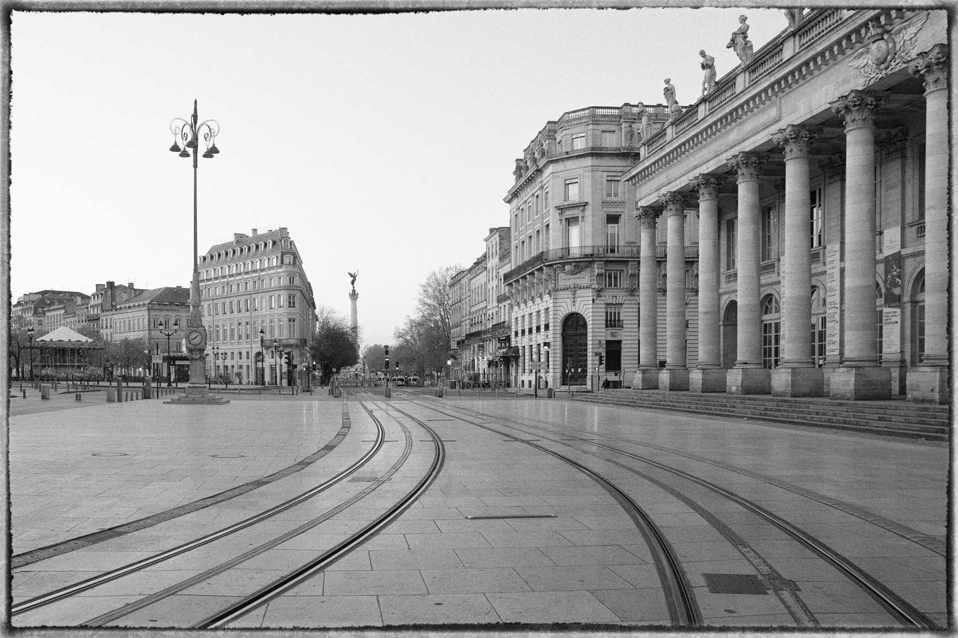 La place devant Grand Théâtre vide, pendant le confinement lié au Covid, laissant les lignes de tram apparentes.