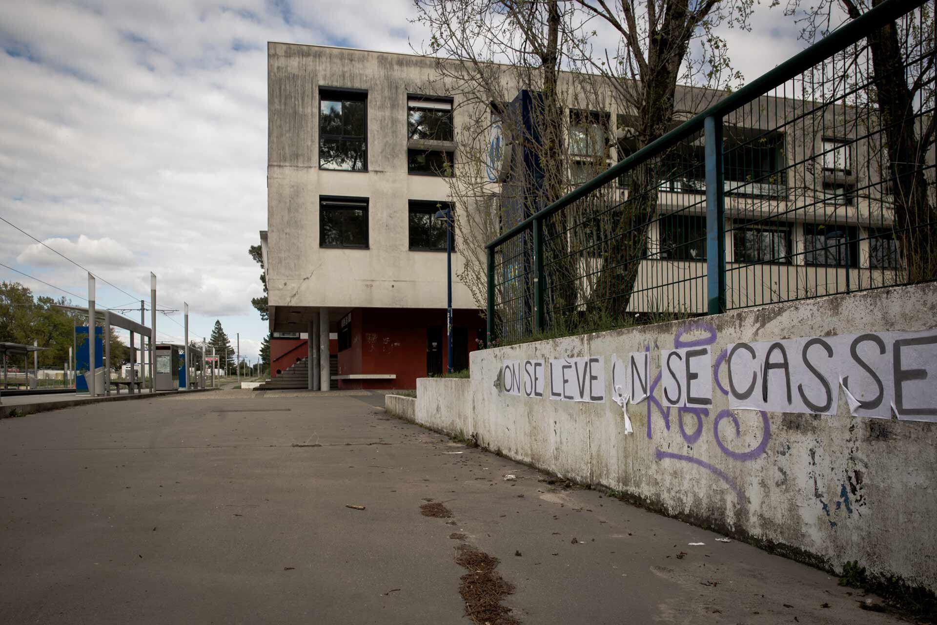 L'Université Montaigne vide, avec un collage sur le mur "On se lève et on se casse".