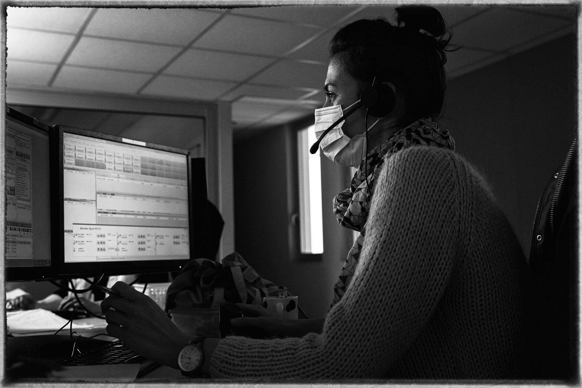 Un médecin régulateur à la plateforme d’appel du CHU, devant un écran.
