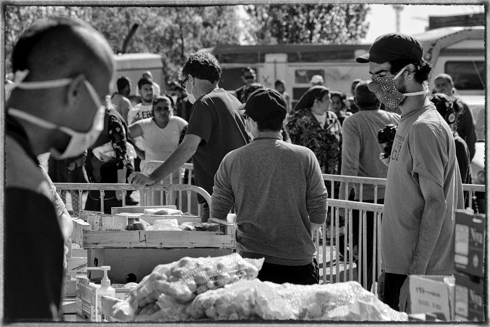 Des volontaires distribuent de la nourriture dans un camp rom à Bordeaux.