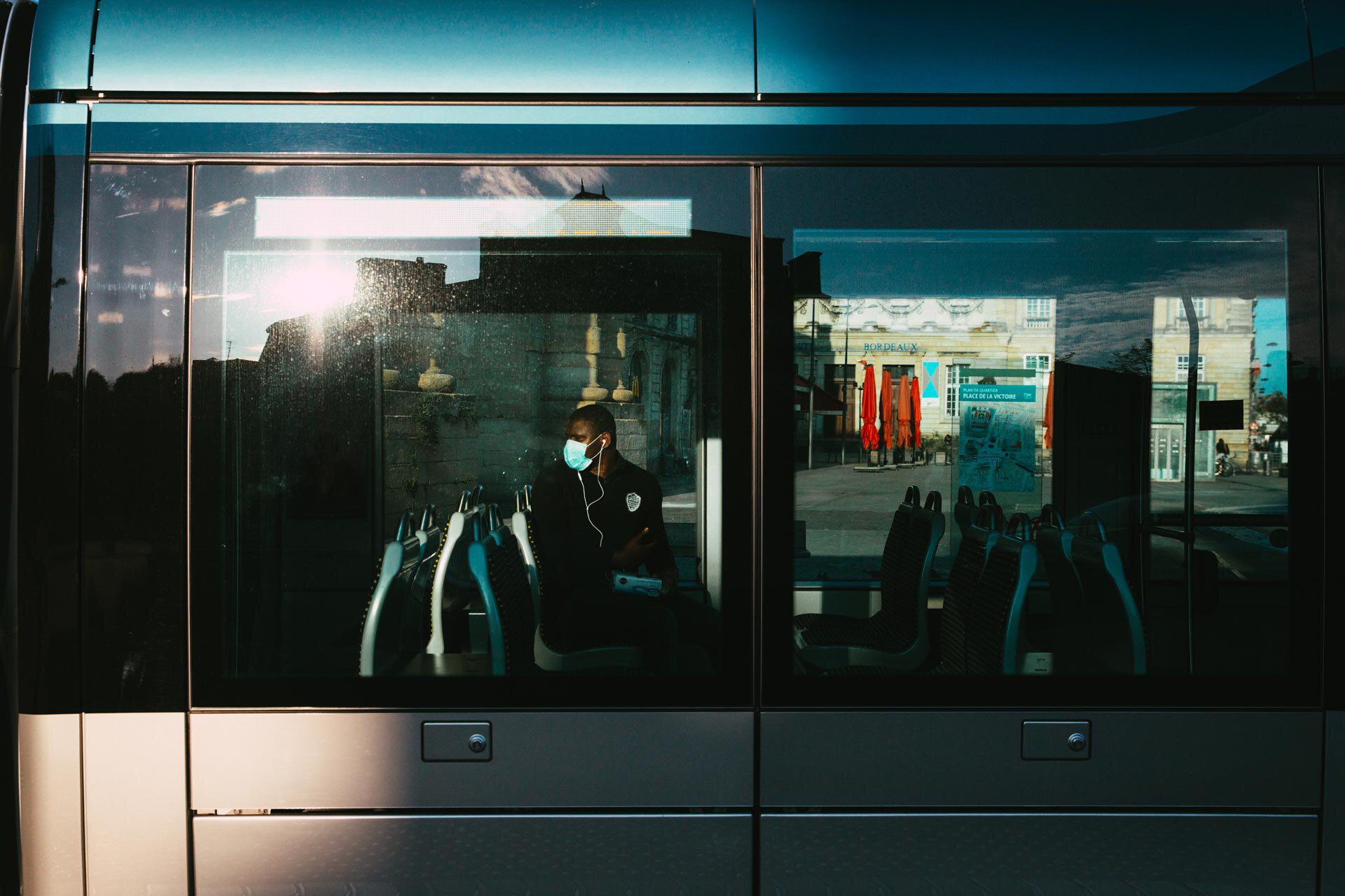 Un homme seul dans le tram.