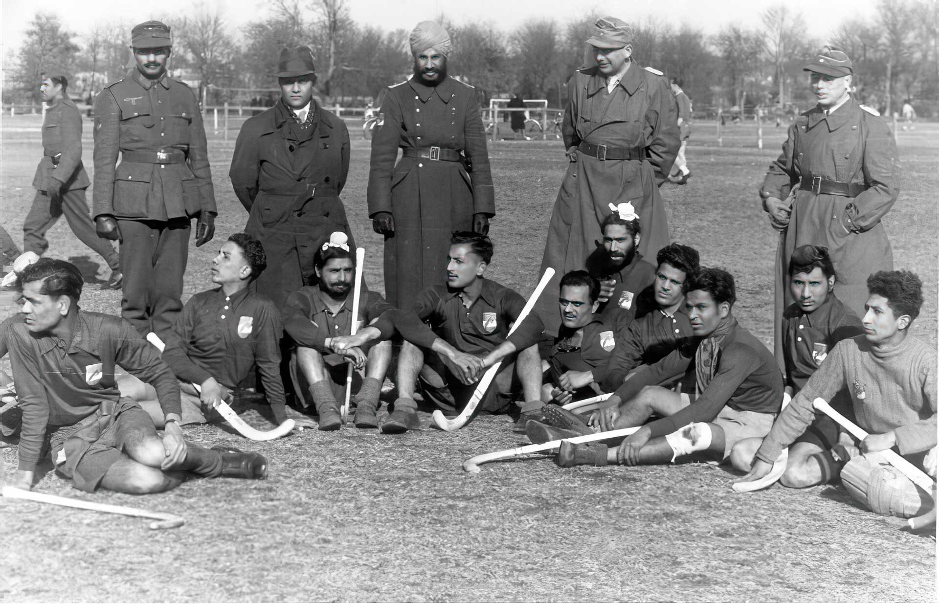 Photographie de deux équipes, une indienne et l'autre de la Wehrmacht, avant leur match de hockey.