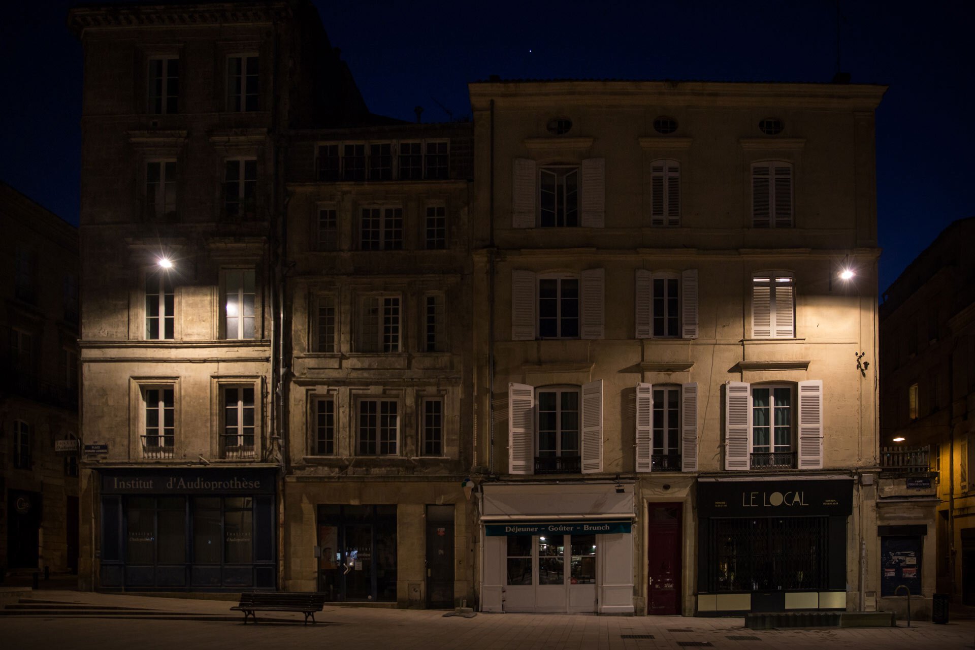 La nuit tombée sur la place Fernand Lafargue vide.