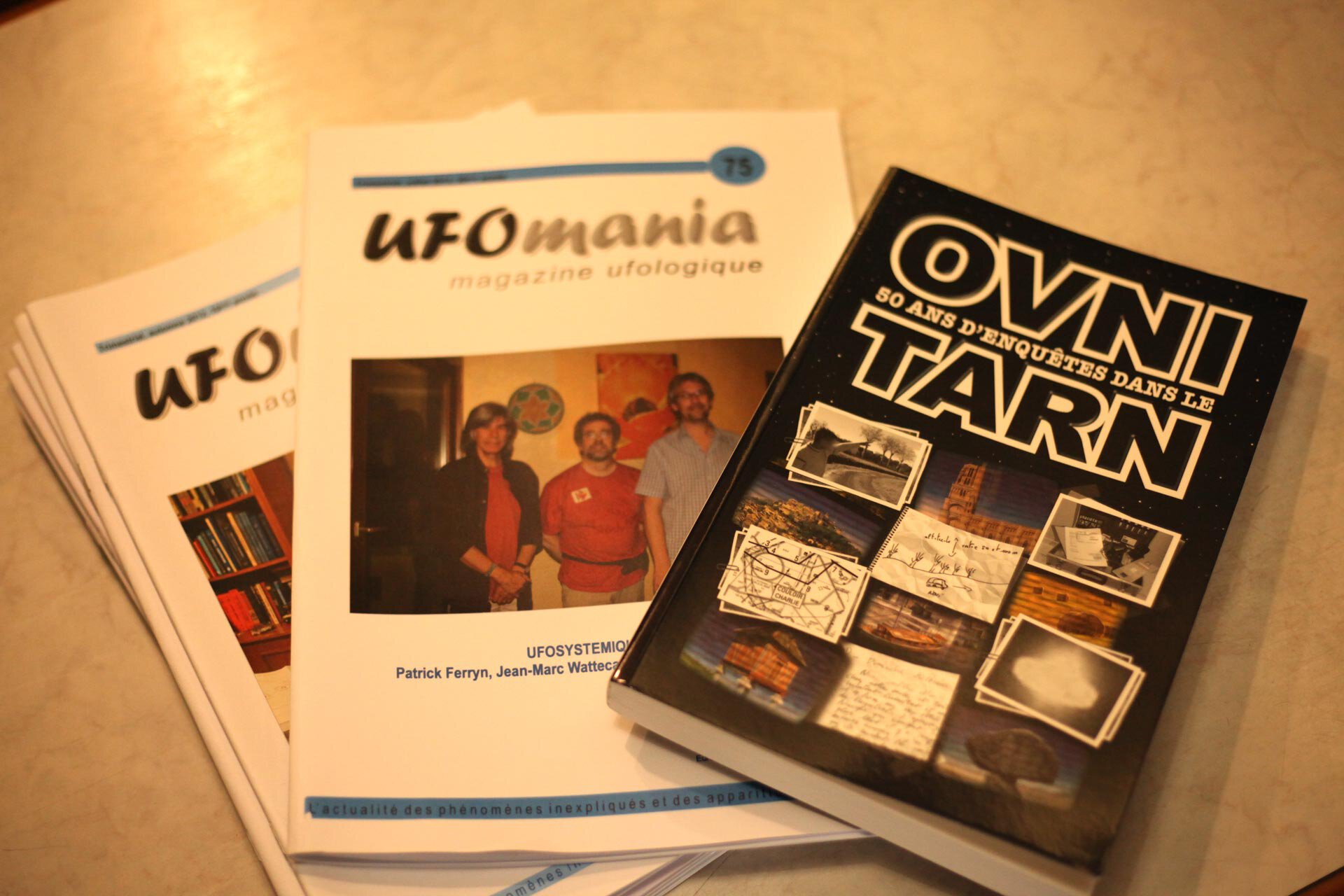 Le magazine UFO Mania et le livre OVNI Tarn.
