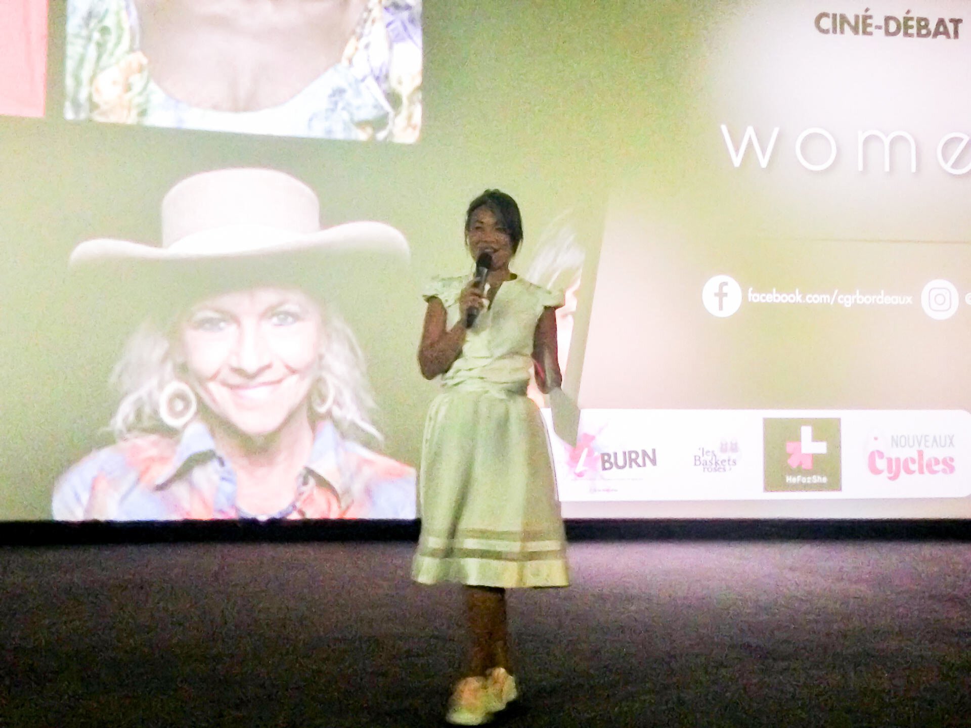 La fondatrice de Baskets Roses, Murielle Nguyen, devant l'écran qui diffusait le film "Woman", évoque les injustices subit par les femmes.