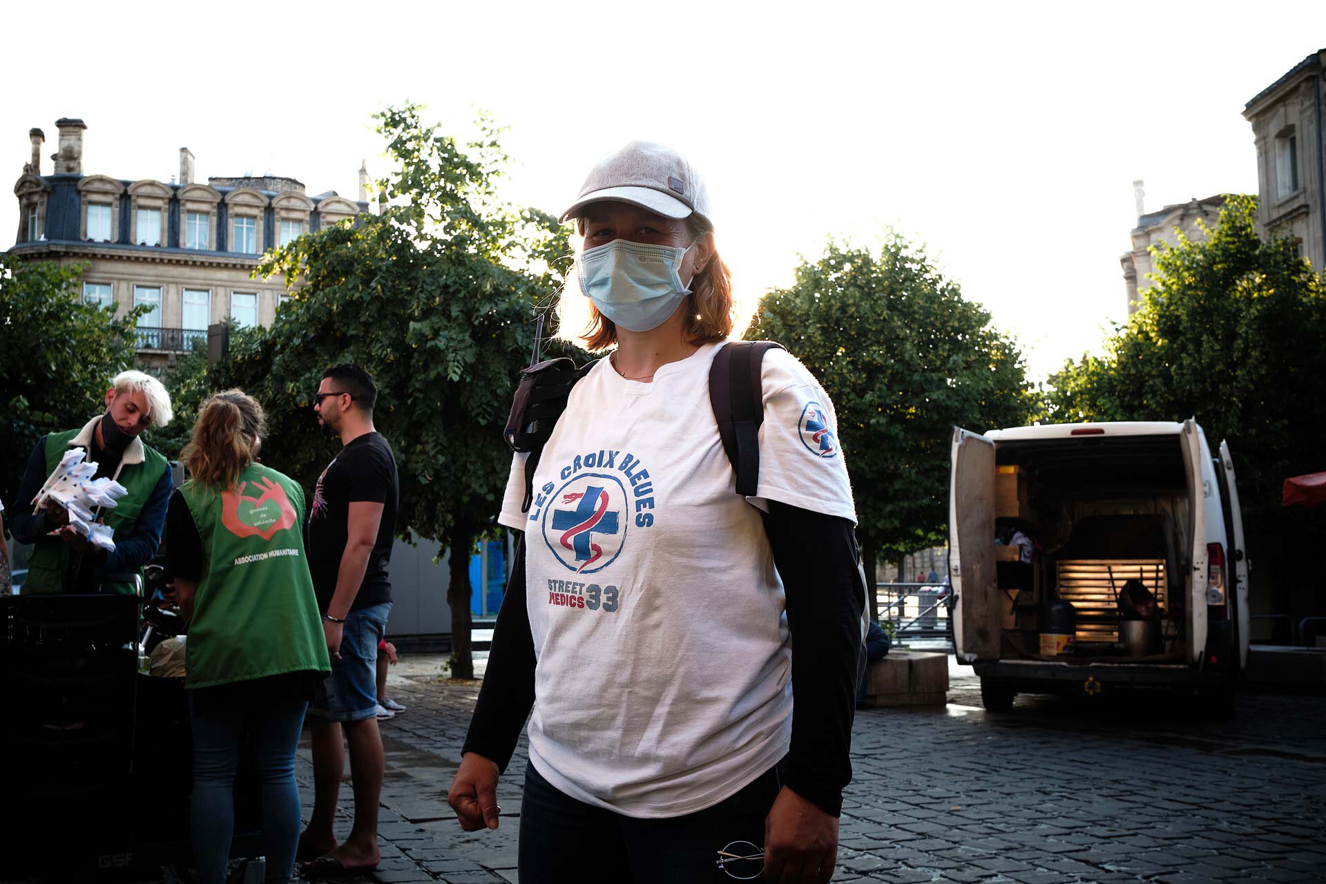 L'une des bénévoles de Croix bleues, Nelly avec son t-shirt "croix bleues" sur la Place de la Victoire.