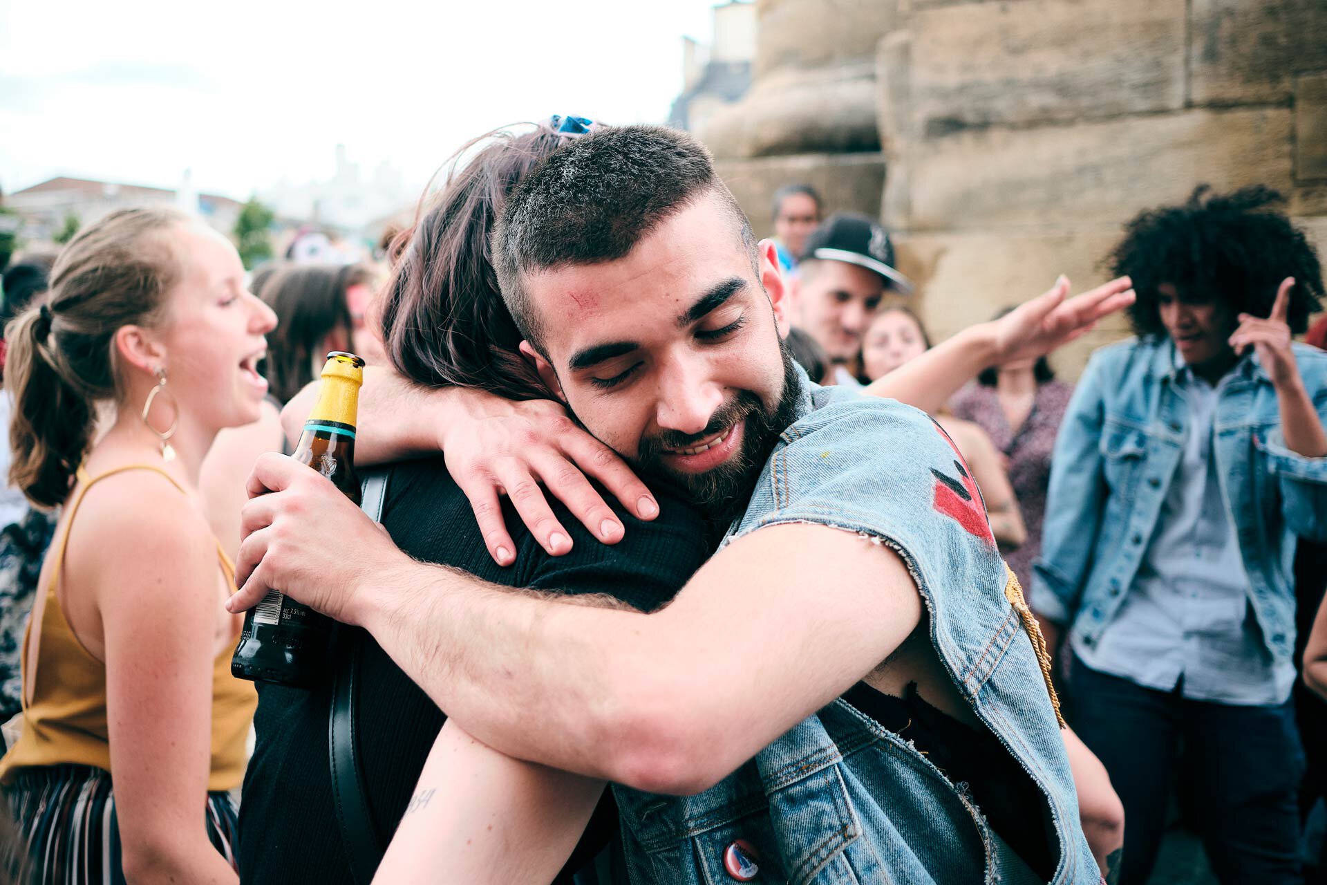 Deux personnes s'enlacent sur la Place de la Victoire à la fin de la Pride.