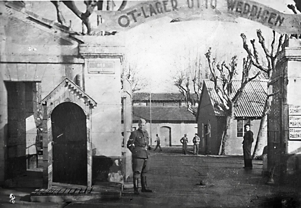 Photo en noir et blanc de la caserne Niel transformée en camp pour les républicains espagnols, venus construire la base sous-marine.