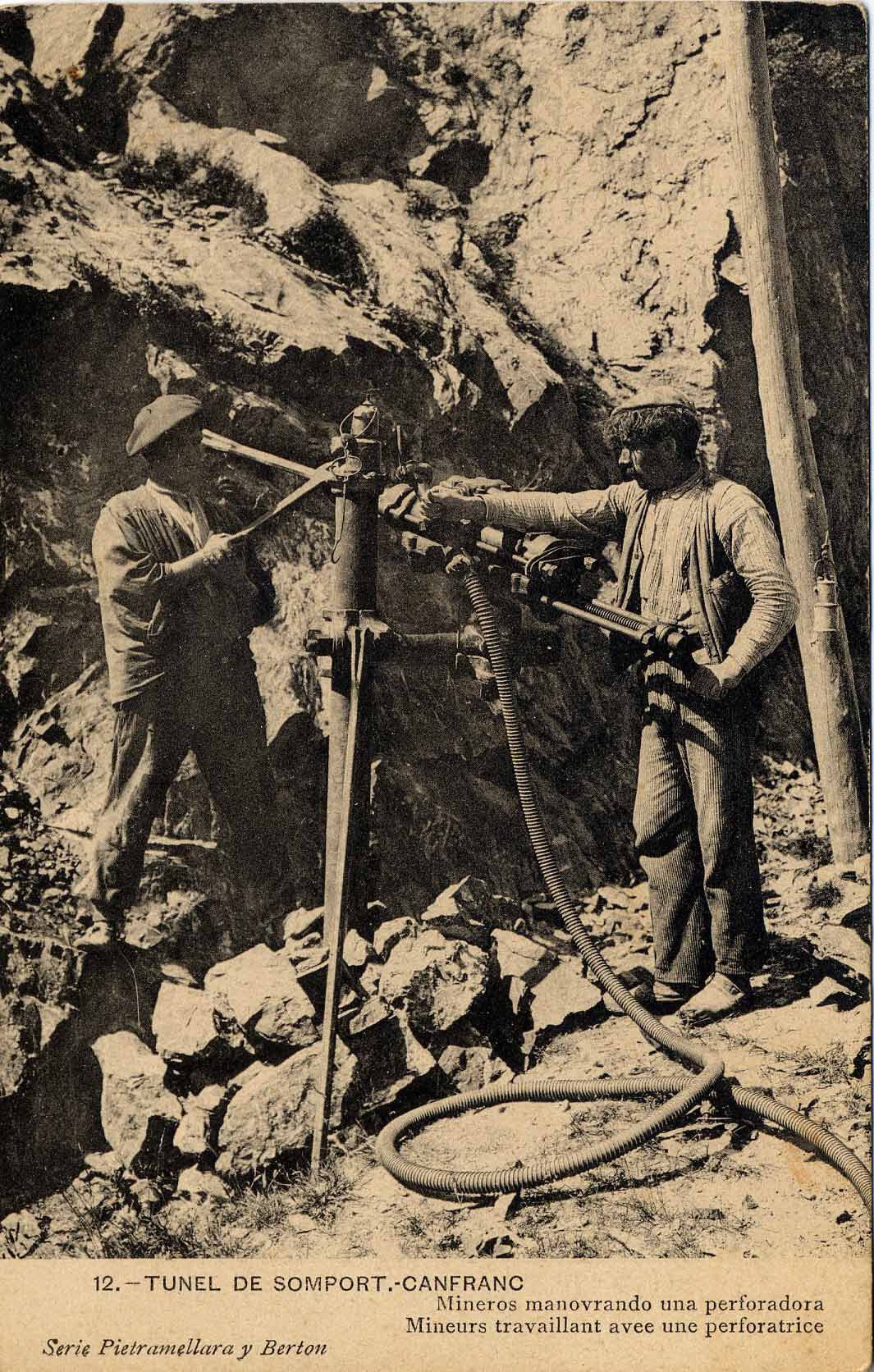 Carte postale représentant les mineurs qui creusent le tunnel de Somport qui permettra la liaison de Pau à Canfranc. 