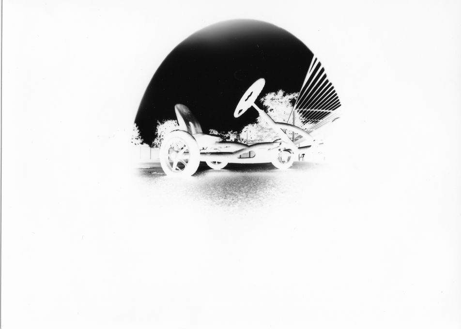 Tricycle en noir et blanc pris avec un sténopé.