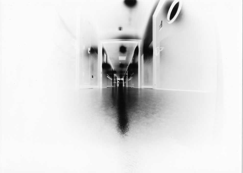 Photo contrastée de l'intérieur du centre Esquirol en noir et blanc.
