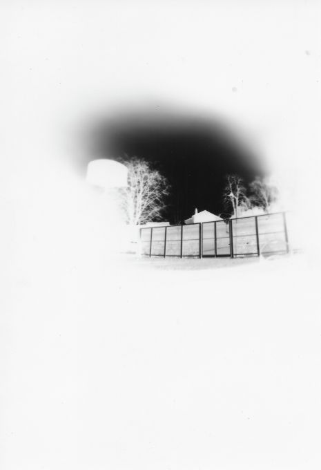 Premier sténopé réalisé où l'on voit un portail d'Esquirol en noir et blanc.