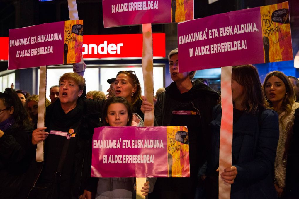  "Femme et basque, deux fois rebelles" affichent fièrement ces femmes lors des manifestations du 8 mars