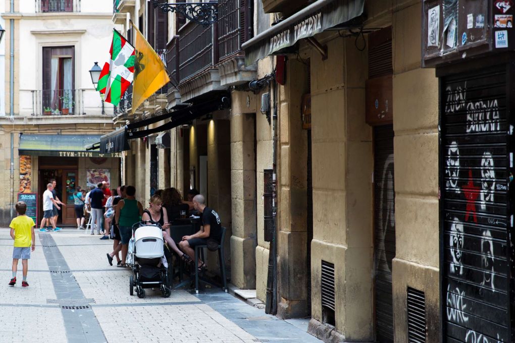 une des rues de la vieille ville de Saint-Sébastien, véritable bastion de la langue basque