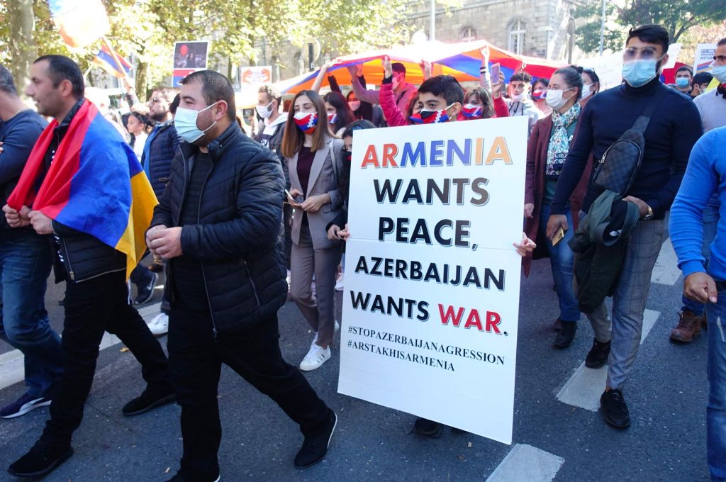 Un jeune garçon défile avec une pancarte "L'Arménie veut la paix. L'Azerbaïdjan veut la guerre." lors de la manifestation en soutien à l'Artsakh le 17 octobre 2020.
