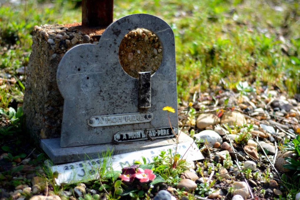 Une tombe dans le cimetière de Cadillac