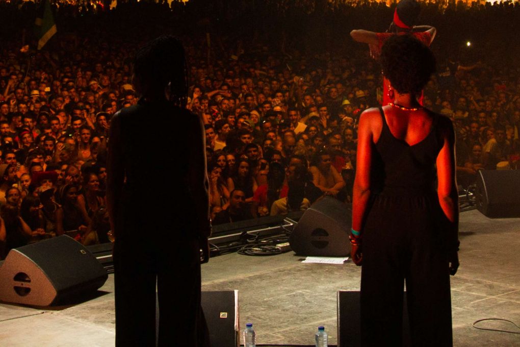 chanteuses de dos, sur la scène du reggae sun ska en 2017