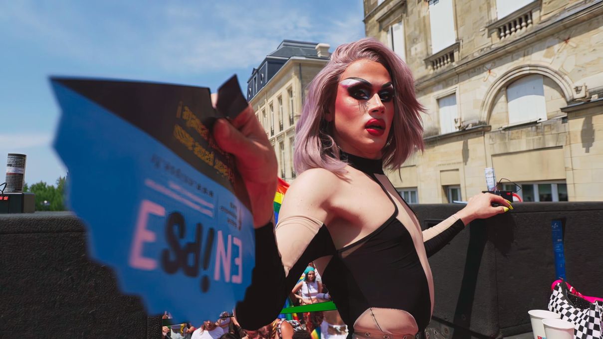 Une drag queen à la gay pride de Bordeaux